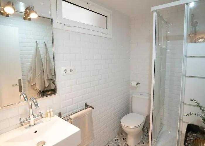 Stunning Designer 2 Bed In Glorious Gracia *
