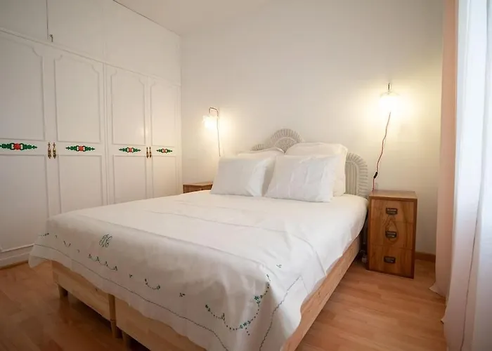 Stunning Designer 2 Bed In Glorious Gracia *