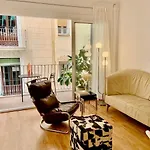 Stunning Designer 2 Bed In Glorious Gracia Апартаменты Барселона